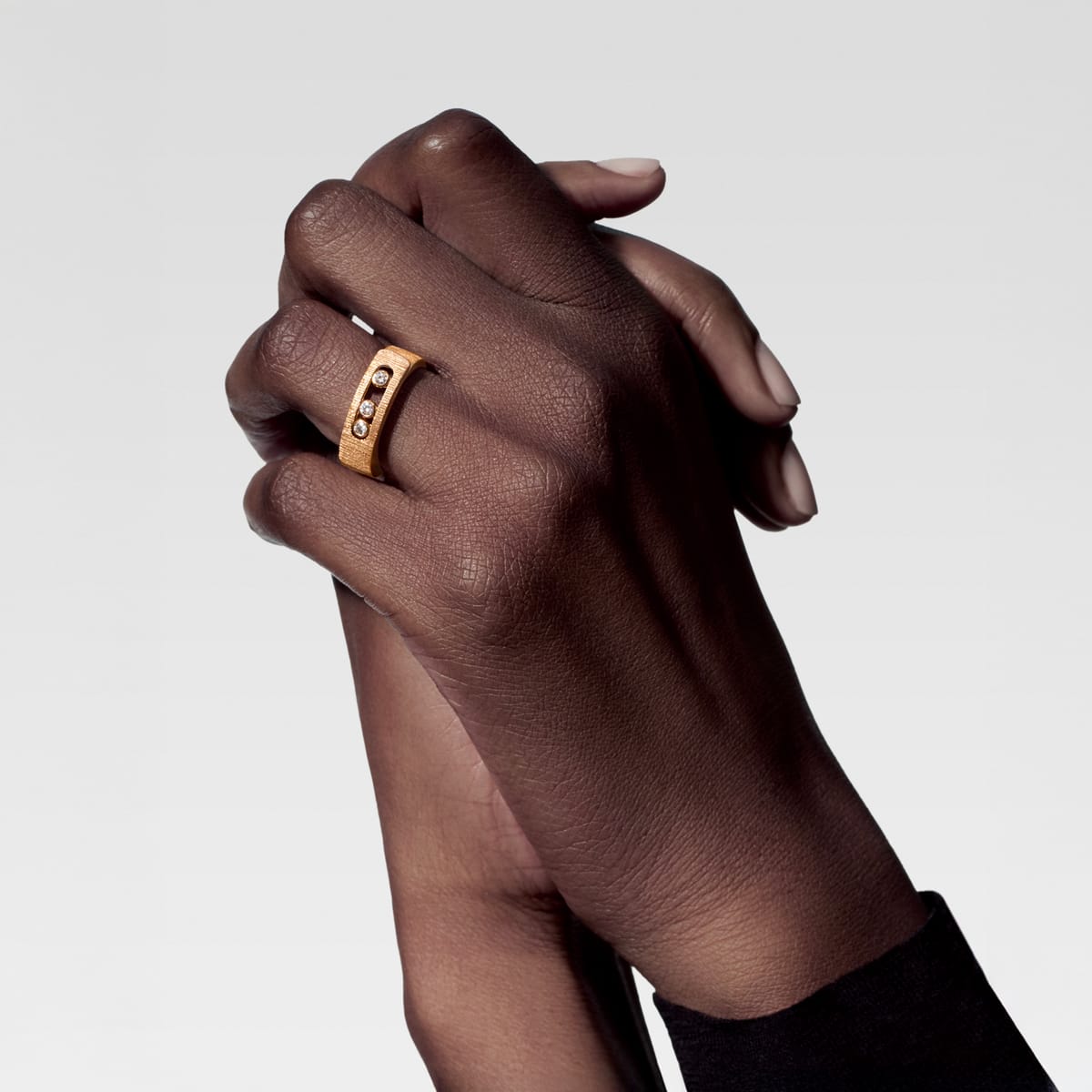 Anello Move Noa Ciselé Oro Giallo e Diamanti - immagine 5